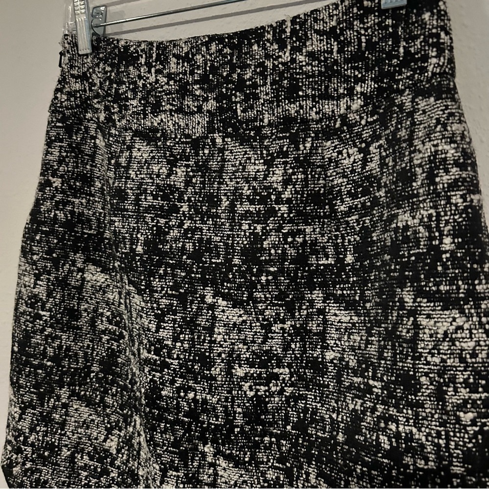 Banana Republic Textured Mini Skirt Size 2 (28 x 19) - Picture 3 of 6